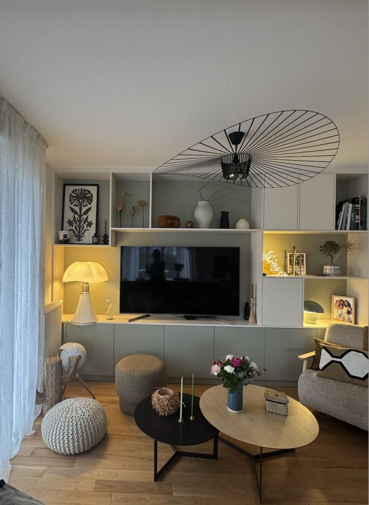 Pièce de vie lumineuse avec rangements sur-mesure et éclairage indirect — Mimesis, Châtenay-Malabry